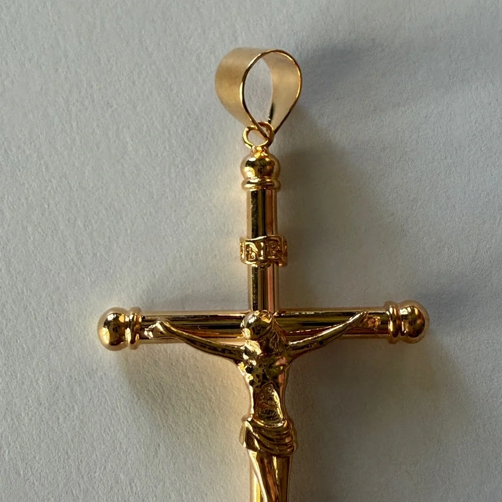 SOLD 🍀 18K Solid Gold Crucifix Pendant - Picture 3 of 6